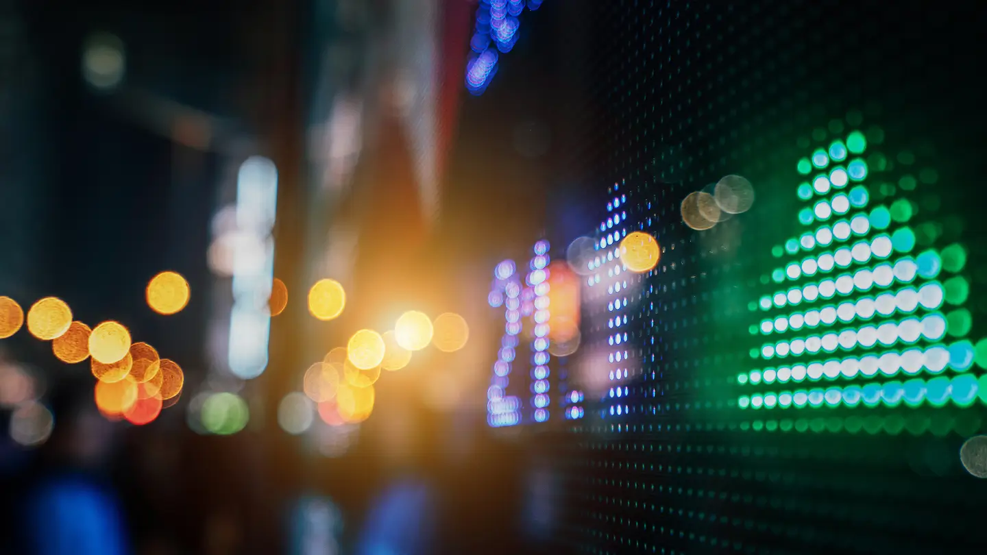 Pantalla digital con luces LED verdes en forma de flecha ascendente que representa crecimiento financiero