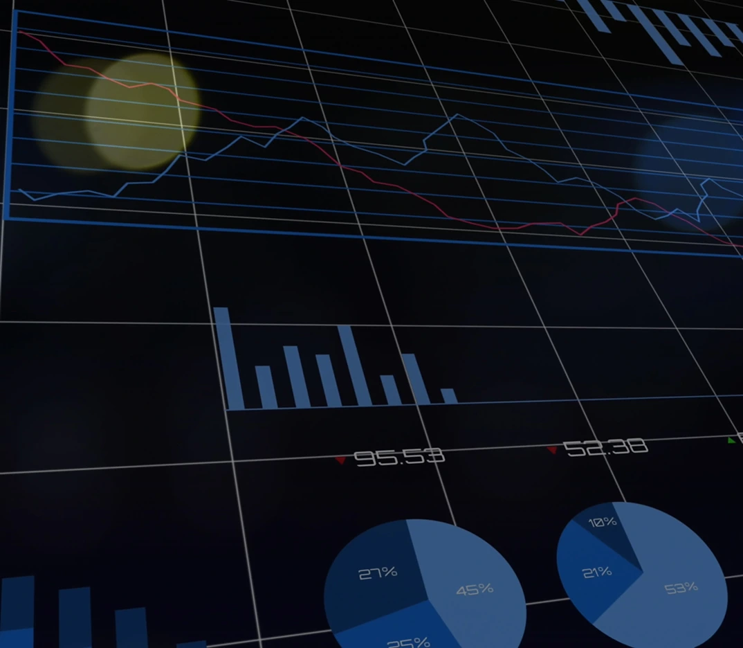 Panel digital con gráficos de líneas, barras y diagramas circulares azules que representan análisis de datos financieros